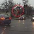 &bdquo;VW Passat&ldquo; kirto sankryžą degant geltonai &scaron;viesai