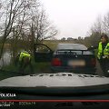 Kol jos porininkas tramdė BMW vairuotoja, policininkė i&scaron;traukė i&scaron; automobilio du keleivius ir suguldė juos ant žemės.