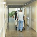 Kėdainių ligoninėje kiekvienais metais mir&scaron;ta keli &scaron;imtai žmonių. Juos anksčiau iki &scaron;alia ligoninės esančio morgo veždavo patys darbuotojai, tačiau dabar tai daro konkursą laimėjusi įmonė./Asociatyvi nuotr.