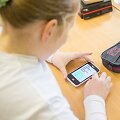Mokiniai atsakinėja į klausimus i&scaron;maniaisiais telefonais