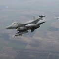 Fotosesija vir&scaron; debesų &ndash; dvi de&scaron;imtys fotografų fiksavo naikintuvus i&scaron; atviro lėktuvo