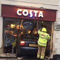 Į &bdquo;Costa Coffee&ldquo; kavinę įvažiavo automobilis.
