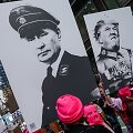 Protestuotojų laikomi plakatai su Vladimiro Putino ir Donaldo Trumpo atvaizdais