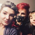 Vitalija su dukromis ir augintiniu