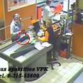 Rankų miklumas: atidžiai stebint vaizdo įra&scaron;ą nelengva pastebėti momentą, kaip dingsta prie kasos palikta rankinė.