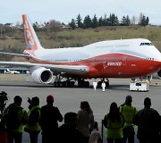 Ilgiausias keleivinis lėktuvas &bdquo;Boeing 747-8 Intercontinental&ldquo;  atliko pirmąjį skrydį.