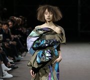 &bdquo;Yohji Yamamoto&ldquo; 2019 m. pavasario ir vasaros kolekcijos modelis