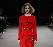 &bdquo;Yohji Yamamoto&ldquo; 2019 m. pavasario ir vasaros kolekcijos modelis