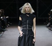 &bdquo;Yohji Yamamoto&ldquo; 2019 m. pavasario ir vasaros kolekcijos modelis