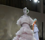 &bdquo;Giambattista Valli&ldquo; 2019&ndash;2020 m. rudens ir žiemos auk&scaron;tosios mados kolekcijos modelis