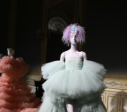 &bdquo;Giambattista Valli&ldquo; 2019&ndash;2020 m. rudens ir žiemos auk&scaron;tosios mados kolekcijos modelis