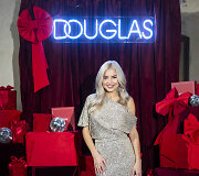 Rubino raudonos ir spindesio flirtas DOUGLAS kalėdiniame vakare