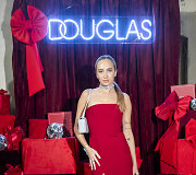 Rubino raudonos ir spindesio flirtas DOUGLAS kalėdiniame vakare