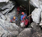 Gelbėtojai i&scaron;traukė i&scaron; urvo i&scaron;traukė sužeistą tyrinėtoją Johanną Westhauserį.