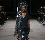 &bdquo;Yohji Yamamoto&ldquo; 2019 m. pavasario ir vasaros kolekcijos modelis