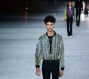 &bdquo;Saint Laurent&ldquo; 2018 m. pavasario ir vasaros kolekcijos modelis