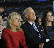 JAV viceprezidentas Joe Bidenas su žmona Jill (kairėje) ir dukra Ashley (de&scaron;inėje)