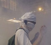 Honkonge protestuotojai buvo vaikomi panaudojus a&scaron;arines dujas.