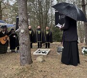 Vieni&scaron;ų žmonių laidotuvės Karveli&scaron;kių kapinėse kovo 31 d.