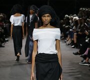 &bdquo;Yohji Yamamoto&ldquo; 2019 m. pavasario ir vasaros kolekcijos modelis