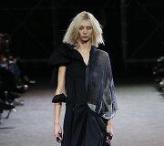 &bdquo;Yohji Yamamoto&ldquo; 2019 m. pavasario ir vasaros kolekcijos modelis