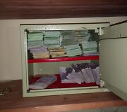 FNTT atliko 21 kratą Vilniuje, Kaune ir Alytuje. Jų metu rasta daugiau nei 1 mln. eurų neapskaitytų grynųjų pinigų, įtariamųjų naudojamose sandėliavimo patalpose aptikta ir paimta apie 3 tonas elektronikos prietaisų dalių bei automobilių katalizatorių laužo, galimai turinčio tauriųjų metalų. 