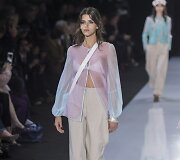 &bdquo;Emporio Armani&ldquo; 2018 m. pavasario ir vasaros kolekcijos modelis