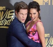 Adamas DeVine'as ir Chloe Bridges 