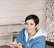 Nomeda Marčėnaitė kartu su neregiais vaikais kurs skulptūras.