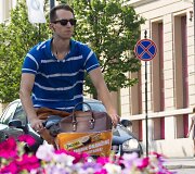 Oranžiniais dviračiais važinėjasi ir dviratininkai, ir net gyvūnai.