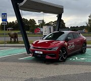 KIA EV6 LAKD įkrovimo stotelėje magistralėje A1 prie kavinės Nikola