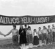 Lietuvos skautai Baltijos kelyje ties Vilniumi.