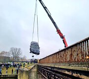 I&scaron; vandens traukiamas BMW automobilis
