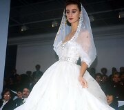 Ines de la Fressange vilki &bdquo;Chanel&ldquo; 1988 m. pavasario-vasaros kolekcijos vestuvinę suknelę