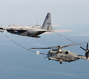 Sunkusis sraigtasparnis CH-53E &bdquo;Super Stallion&ldquo; ore pasipildo degalų