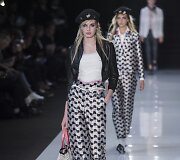 &bdquo;Emporio Armani&ldquo; 2018 m. pavasario ir vasaros kolekcijos modelis