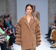 &bdquo;Max Mara&ldquo; 2020&ndash;2021 m. rudens ir žiemos kolekcijos modelis