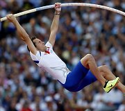 Prancūzas Renaudas Lavillenie laimėjo aukso medalį &scaron;uolio į auk&scaron;tį su kartimi rungtyje.