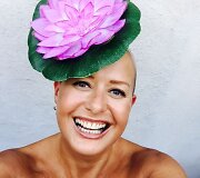 Vėžiu serganti moteris kasdien fotografuojasi su nuotaikingomis kepuraitėmis