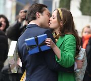 Edas Westwickas ir Leighton Meester &bdquo;Gossip Girl&ldquo; filmavimo aik&scaron;telėje (2009 m.)