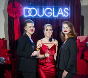 Rubino raudonos ir spindesio flirtas DOUGLAS kalėdiniame vakare