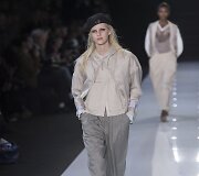 &bdquo;Emporio Armani&ldquo; 2018 m. pavasario ir vasaros kolekcijos modelis