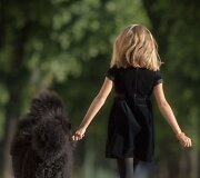 Rusų fotografo Andy Seliverstoffo nuotraukose įamžinta balerina ir jos &scaron;okių partneris &ndash; juodas pudelis