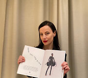 Agnė Kuzmickaitė rankose laiko žurnalą &bdquo;Vogue Portugal&ldquo;