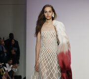 &bdquo;Oscar de la Renta&ldquo; 2018 m. pavasario ir vasaros kolekcijos modelis