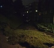 Trakų gatvėje &Scaron;iauliuose dėl liūties nuslinkęs &scaron;laitas užtvėrė įvažiavimą