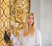 Agnės Deveikytės chalatų kolekcijos modelis