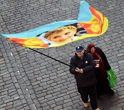 Protestuotojai mojuoja vėliava su Julijos Tymo&scaron;enko atvaizdu