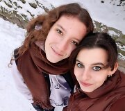 Saulė su drauge ir savo dar ilgomis garbanomis