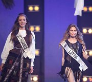 Julija Krek&scaron;ina konkurso metu (kairėje)